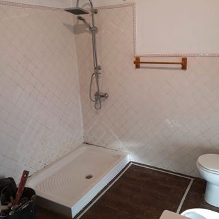 ensuite bathroom tiled wall before