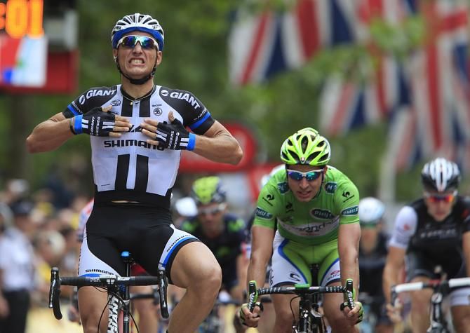 Marcel Kittel (Giant-Shimano) wins ahead of Sagan