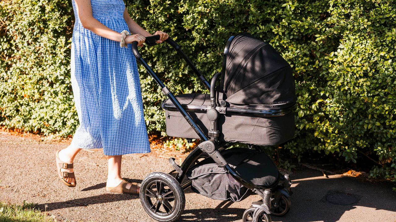 The Ickle Bubba Stomp Luxe Elements pram being pushed