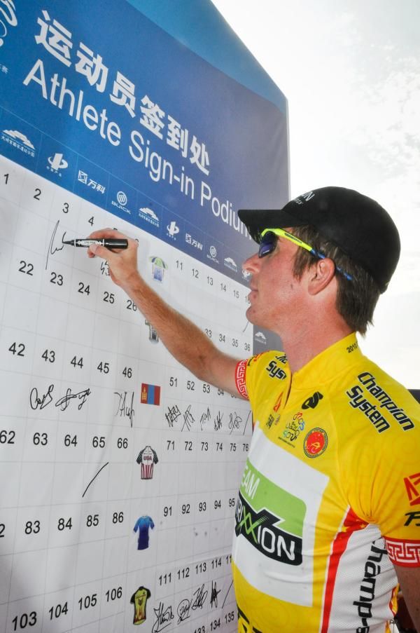 Dirk Muller (Nutrition Sparkasse) signing on before the race start.