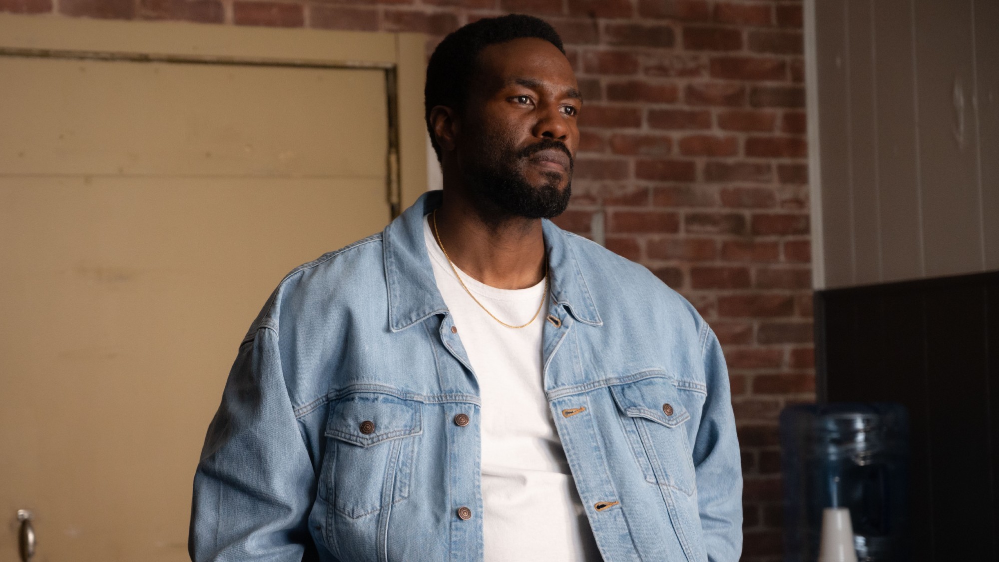 Simon Williams (Yahya Abdul-Mateen II) looks ahead amid an interview on Wonder Man.