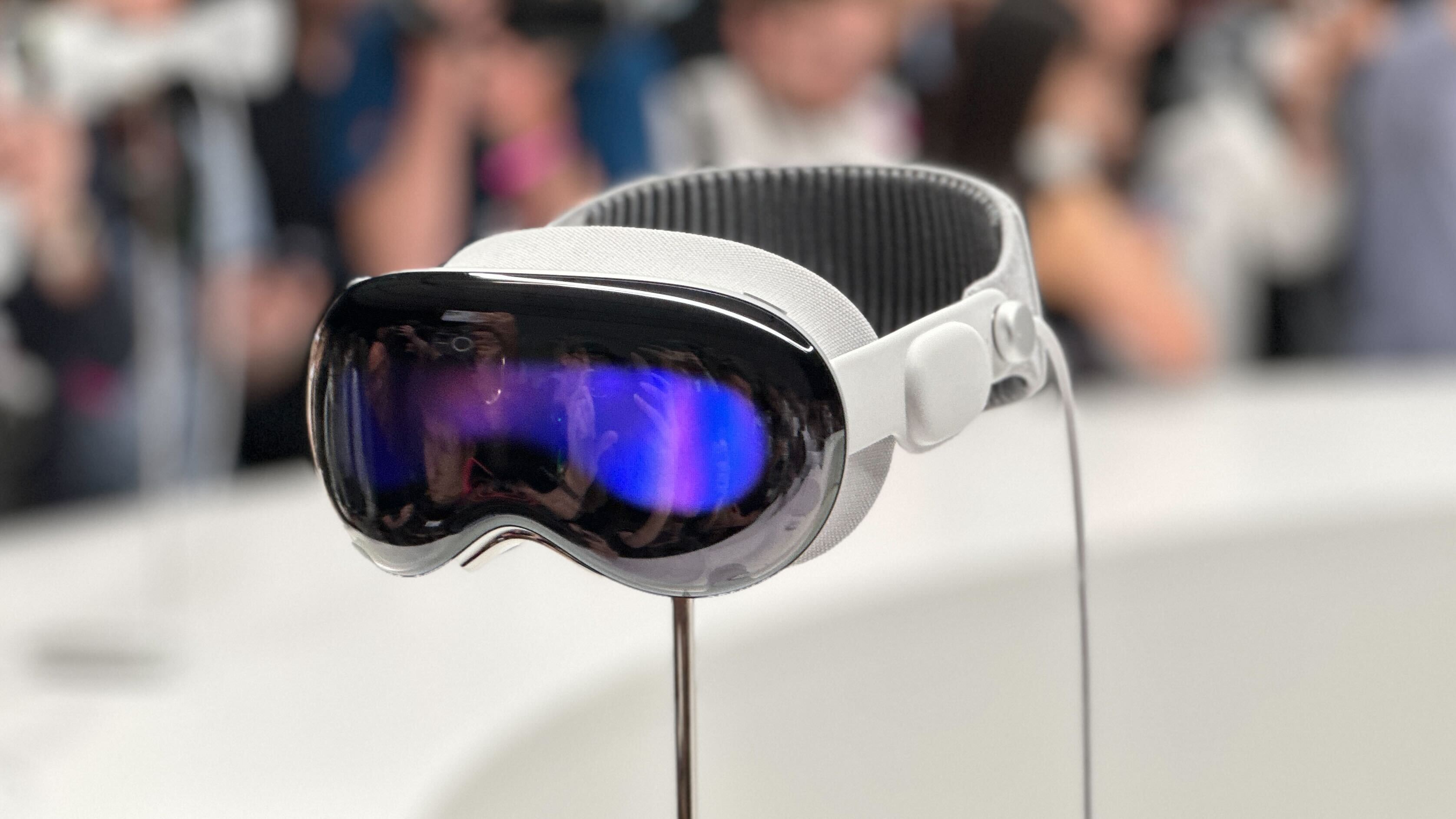 Apple VR headset to launch this spring and ship in the fall: report