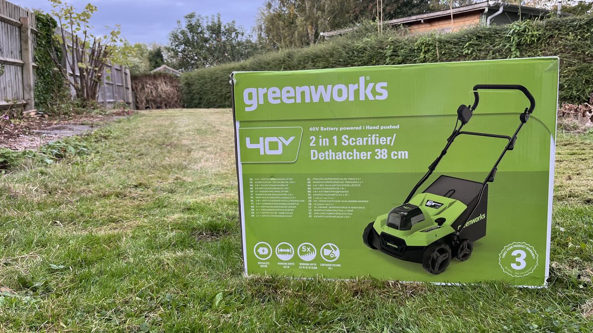 Greenworks 40V 14in Cordless Dethatcher / Scarifier box