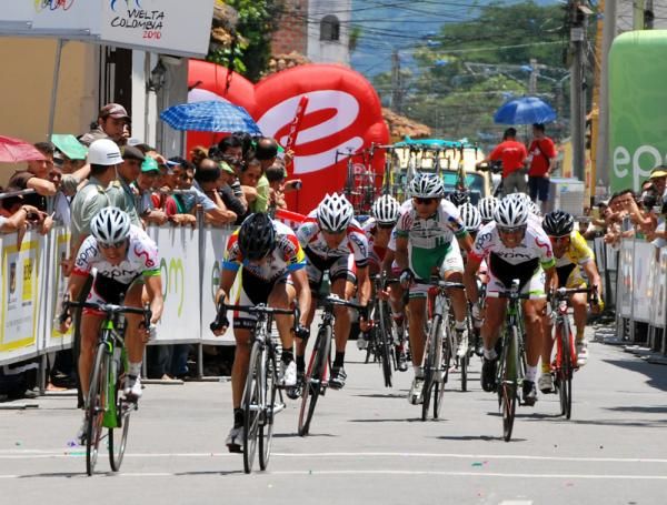 The bunch sprint out for the minor places