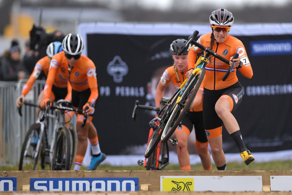Ceylin Del Carmen Alvarado (Netherlands) captured the world title at the UCI Cyclo-cross World championships in D&uuml;bendorf, Switzerland