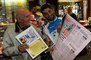 Aviv Yechezkel shows Ivo Faltoni a Gazzetta picture of his crash the day before in Scheldeprijs