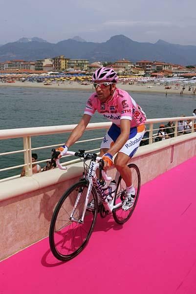 Denis Menchov (Rabobank) rolls along the pink carpet before the start.