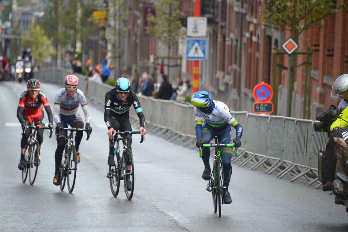 Michael Albasini checks who is chasing