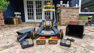 Everything that comes with the DeWalt DCMWSP650Y2