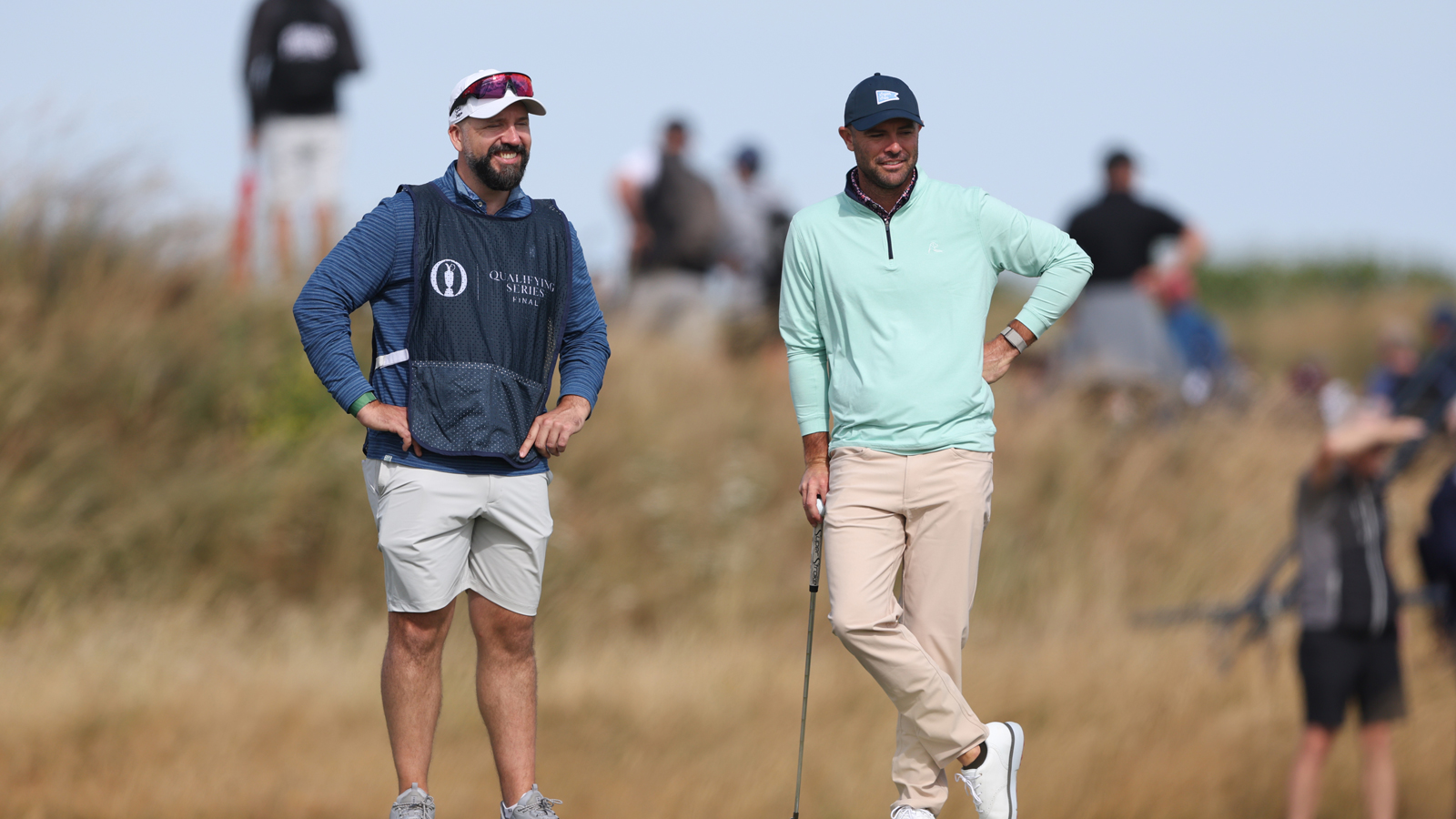 Peter Finch and Wesley Bryan chat on the green