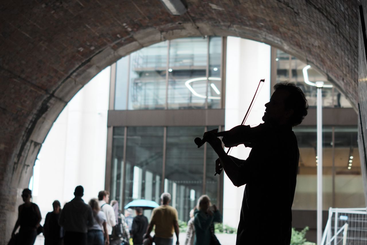 Sony RX1R III sample gallery: violinist busking on London's streets