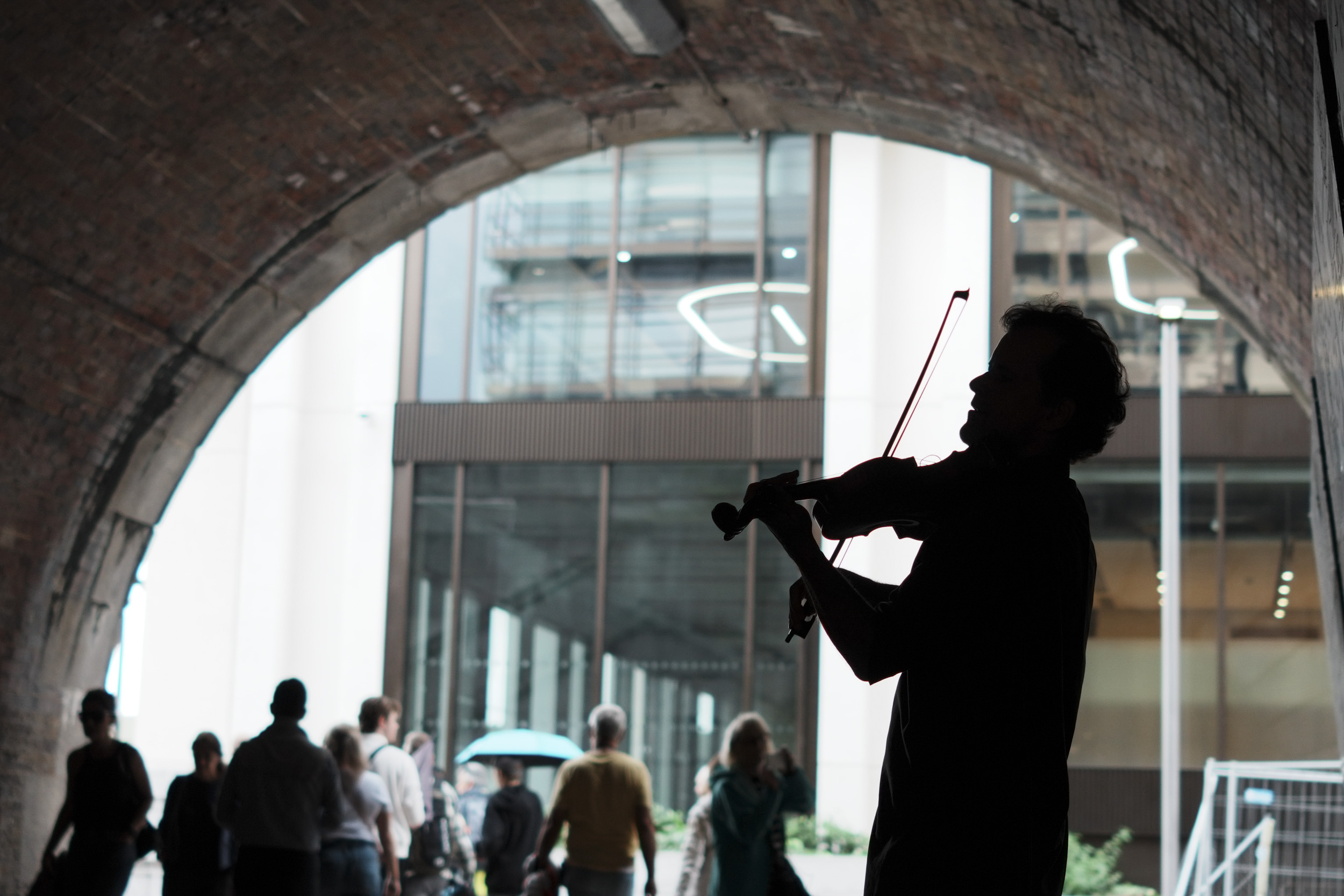 Sony RX1R III sample gallery: violinist busking on London's streets