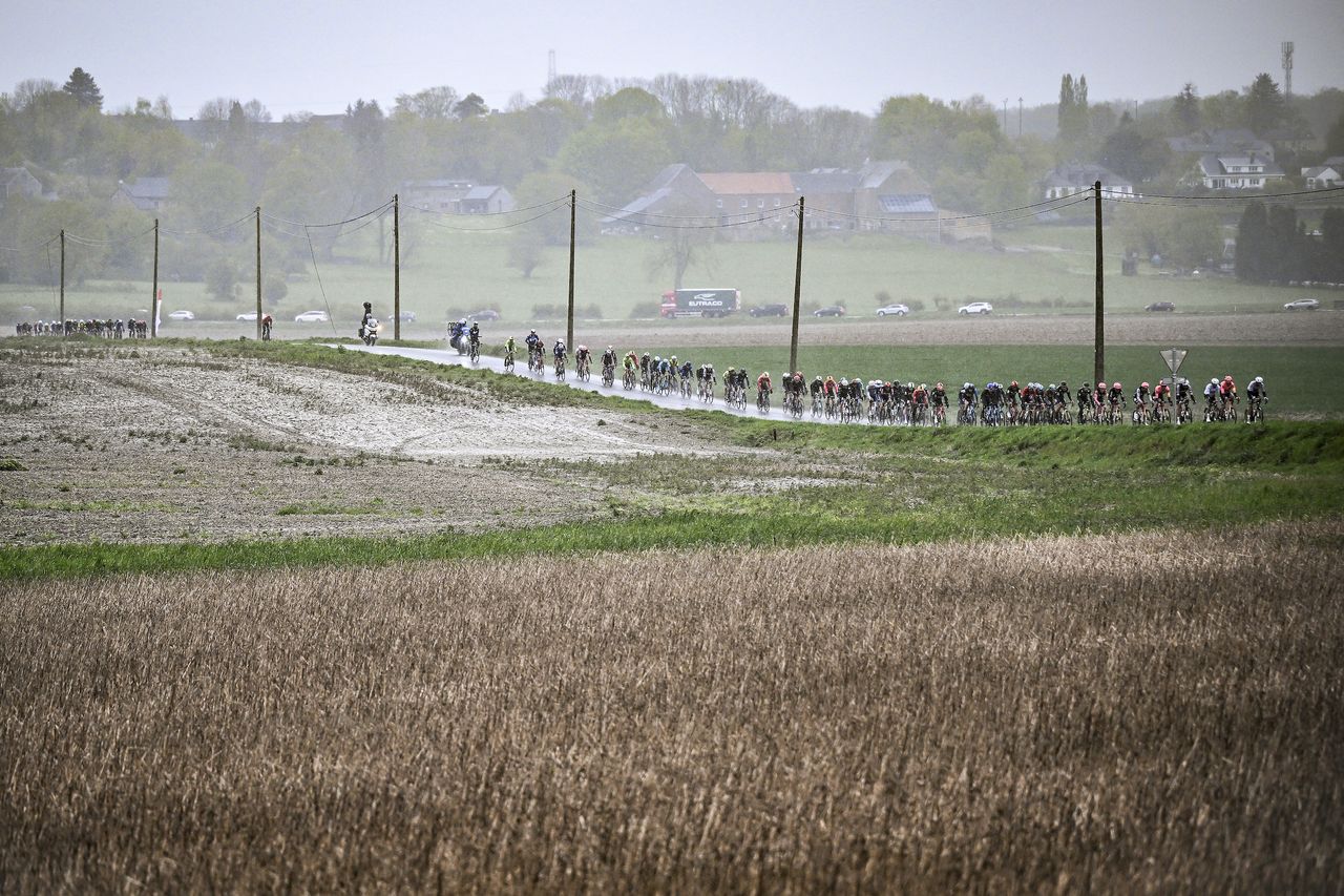 Riders power through the rain in the men&#039;s Fleche Wallonne 2024