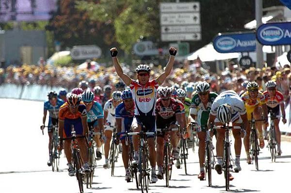 Robbie McEwen (Davitamon-Lotto) holds off Tom Boonen to win stage 2