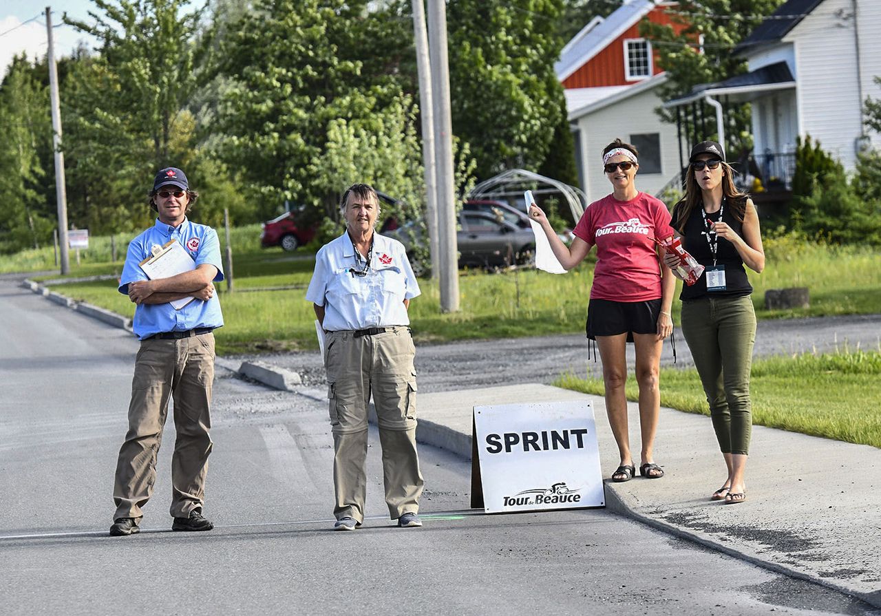 Commissaires ready to judge the first sprint.