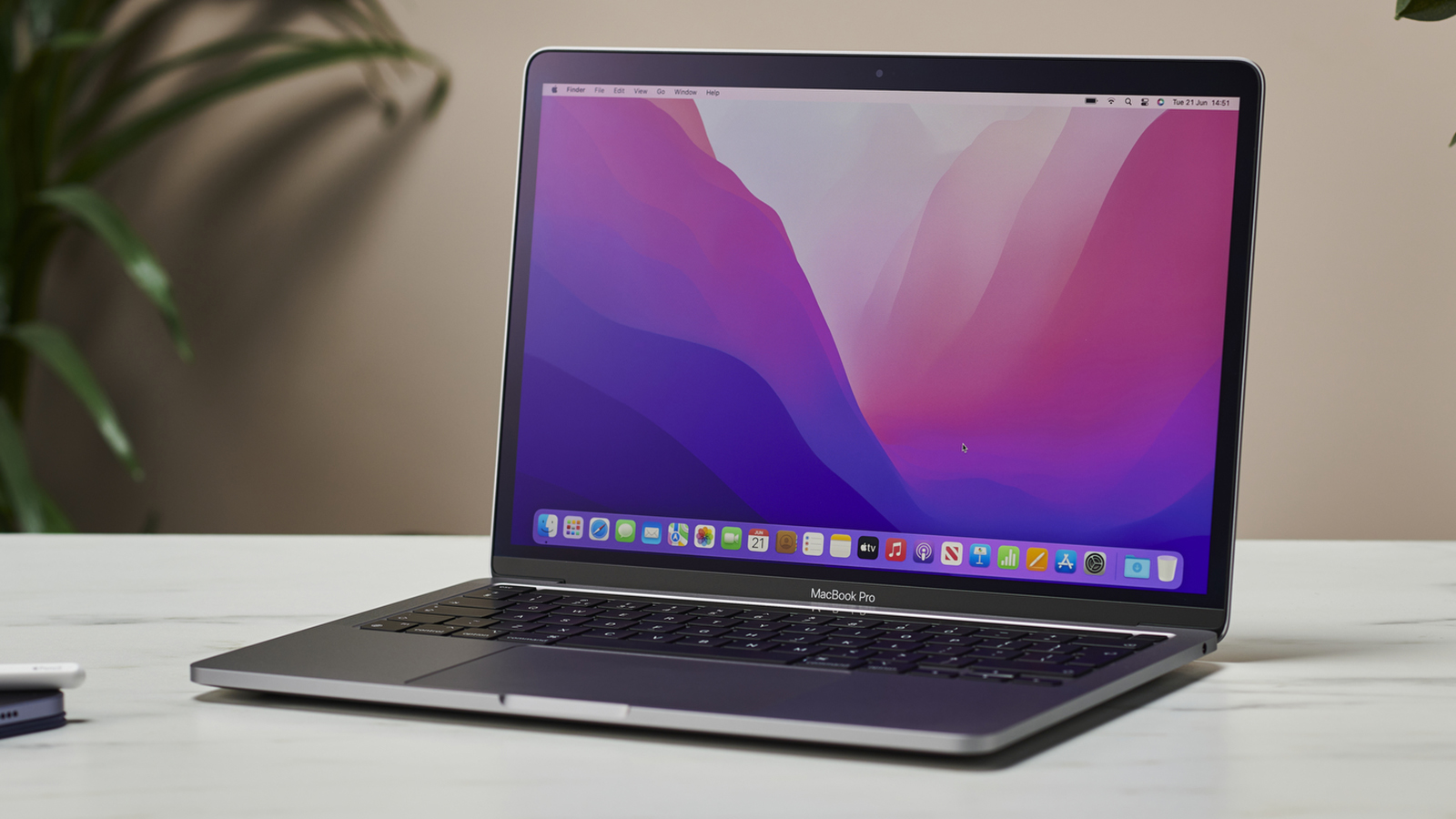 El MacBook Pro de 13 pulgadas de 2022 abierto y encima de una mesa