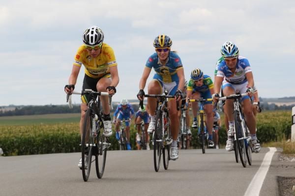 Amber Neben (HTC-HighRoad) chases the break, followed by Emma Johansson (Hitec Products). Best young rider, Amy Pieters (Skil Koga) rode strongly too.