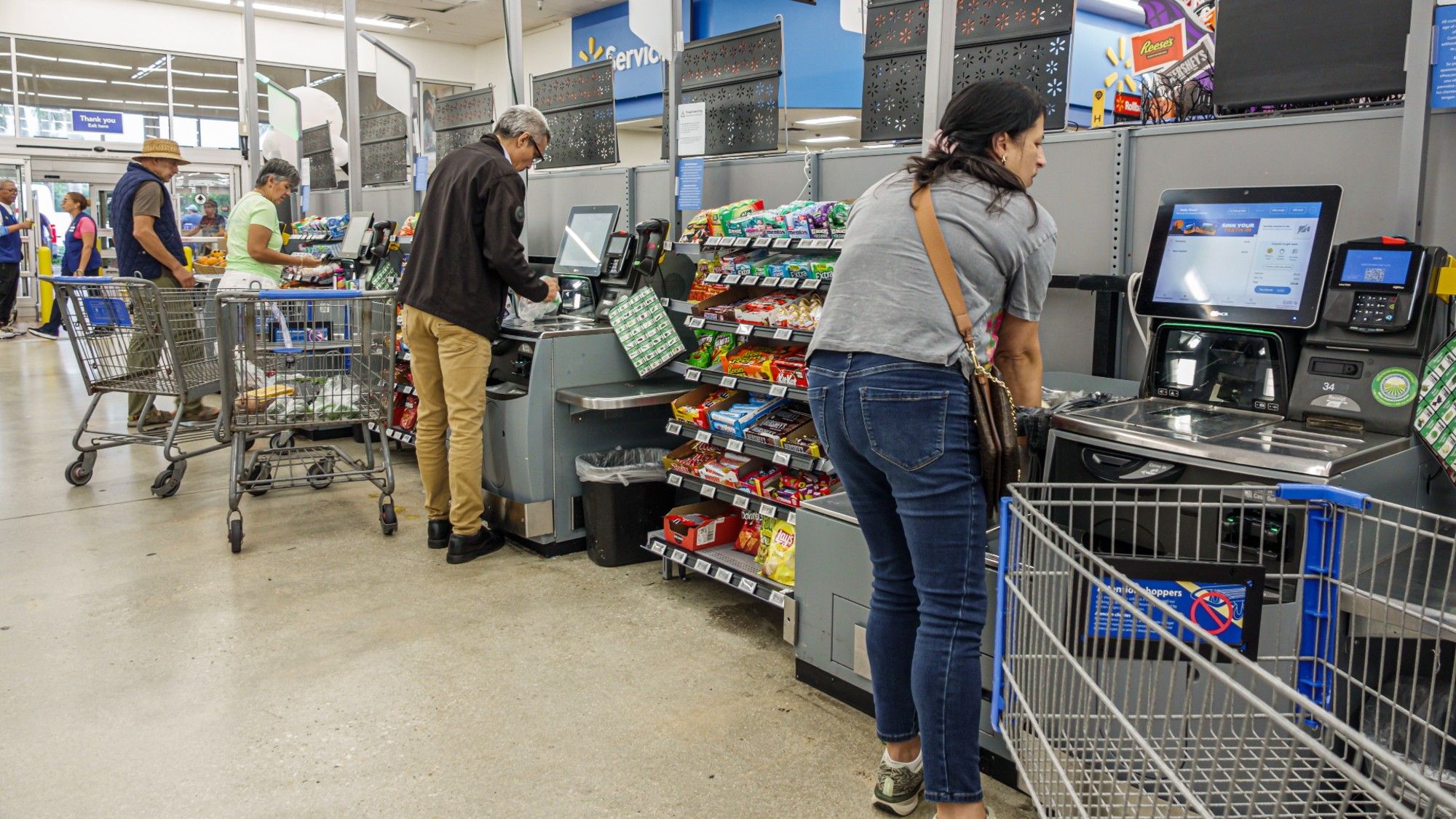 US Consumer Sentiment Hits Multi-Year Low Amid Economic Concerns