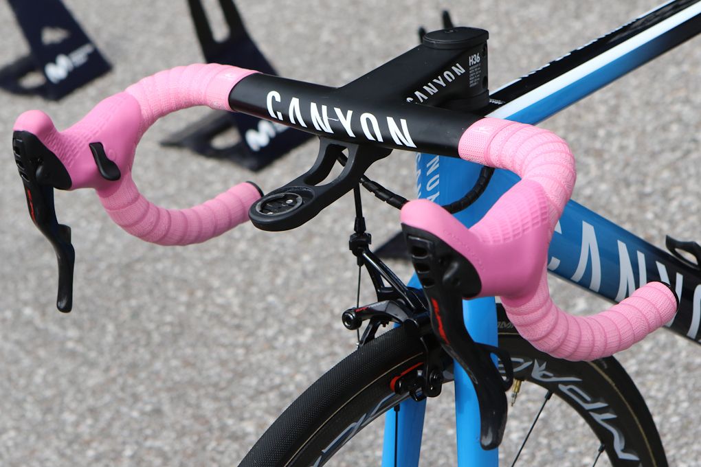 Pink bar tape for Giro leader Richard Carapaz