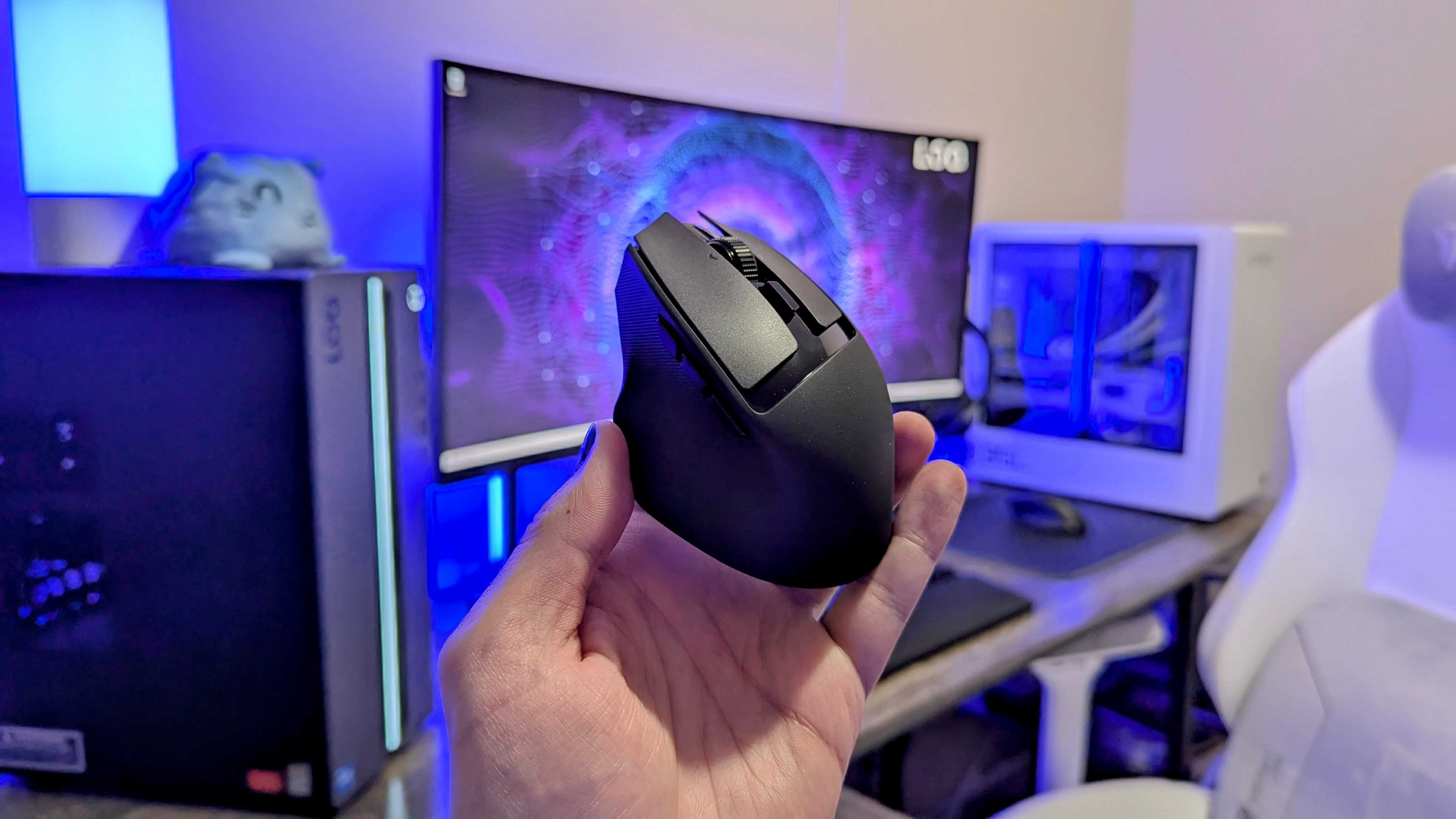 Image of the Razer Basilisk Mobile wireless mouse and Razer Joro wireless keyboard.