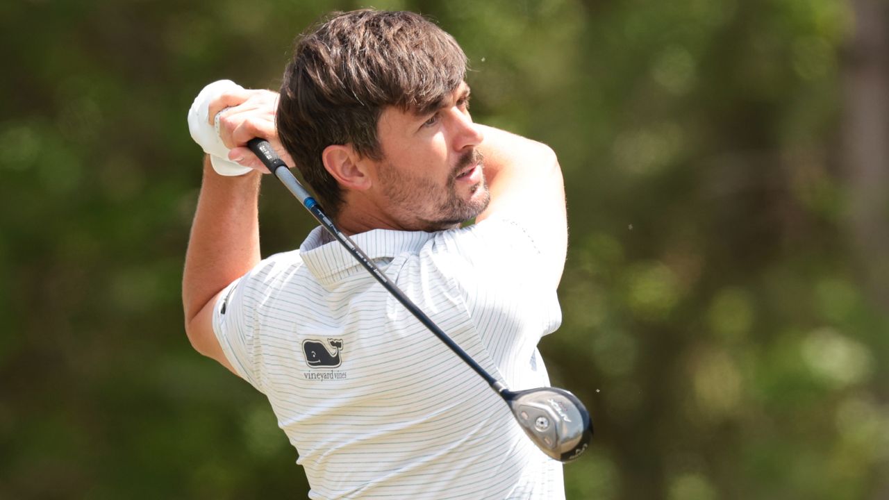 Ollie Schniederjans takes a shot at the Club Car Championship