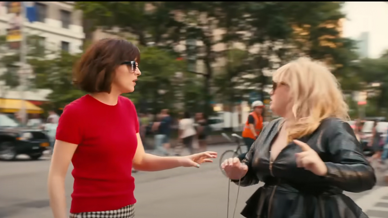 Dakota Johnson and Rebel Wilson walking on the streets of New York in How To Be Single