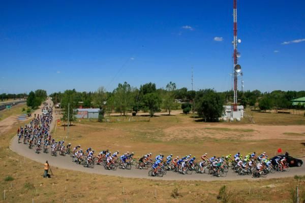 The peloton cruise through rural Argentina on stage 2 of the Tour de San Luis.