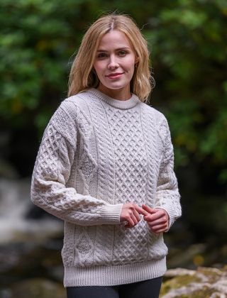 aran, Pullover aus Aran-Wolle mit Zopfmuster und Rundhalsausschnitt