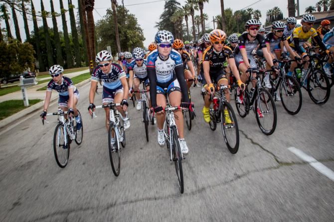 The women's field rolls out through the neutral start.