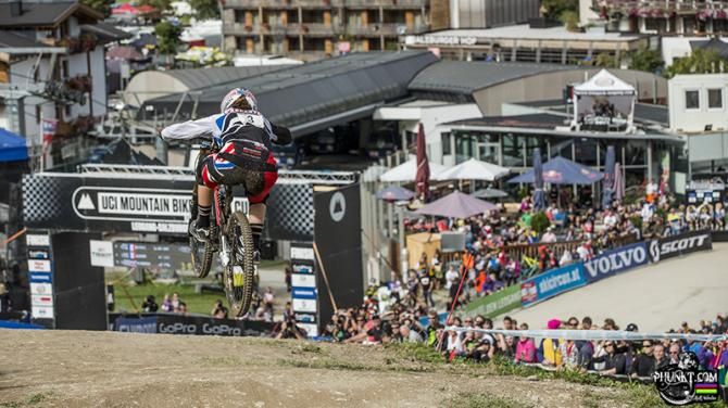 Manon Carpenter (GBr) Madison Saracen Downhill Team