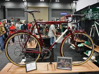 Shamrock Cycles showed off this clever commuter/'cross bike. Ride to the start in crappy weather then tear off all the accessories in "less than five minutes" thanks to handy thumbwheels.