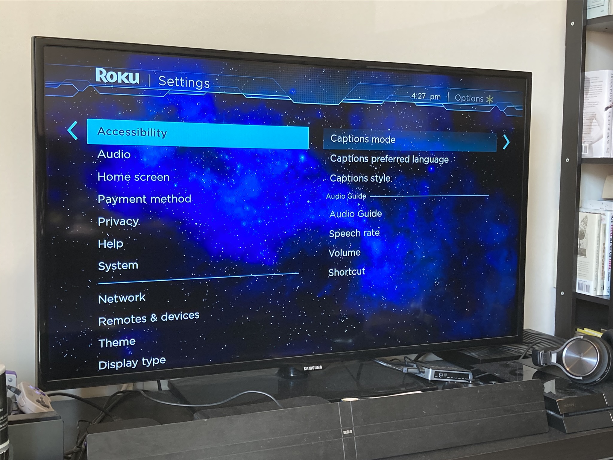 В меню настроек вы найдете все параметры скрытых субтитров Roku.  Манипулируя ими, вы можете определить, хотите ли вы видеть скрытые субтитры во всех ваших программах, ни в одной из ваших программ или только при воспроизведении раздела.  В меню настроек вы также можете обновить свое устройство или восстановить заводские настройки, если вам это понадобится.