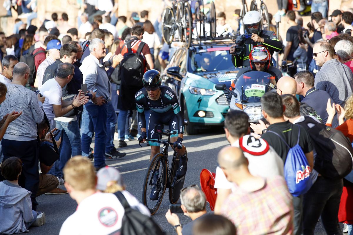 Rafał Majka (Bora-Hansgrohe) parts the crowds