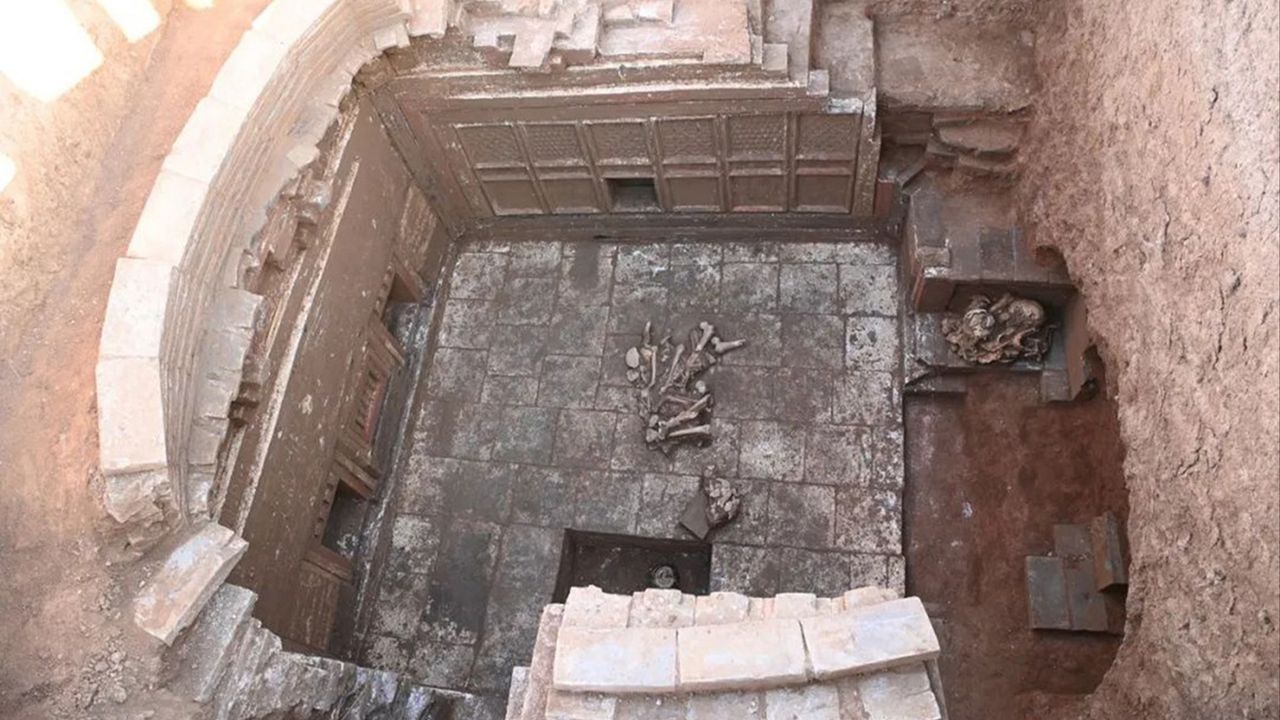 Two of the buried tombs were made in a similar style, while the third was built in a different style &mdash; possibly reflecting cultural differences under the Jurchen Jin rulers.