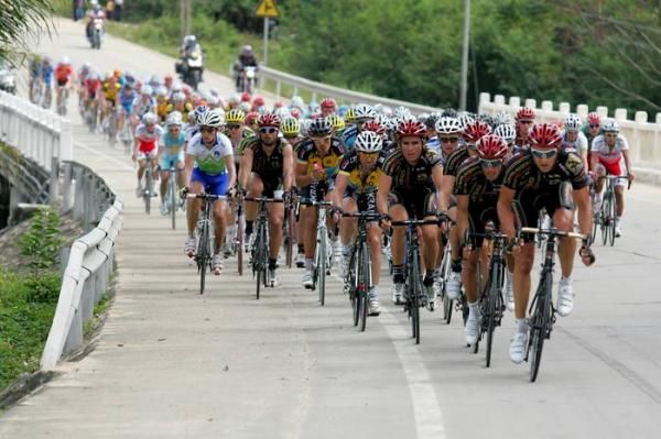 With the break now over two minutes ahead the chase started.