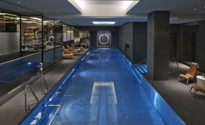 健身房有一个新的17米长的室内游泳池。