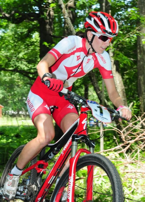 Lea Davison (Specialized) refuses to be dropped by Georgia Gould (Luna)