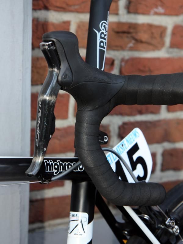 Mark Cavendish (HTC-Highroad) has switched to Shimano Dura-Ace Di2 but interestingly, he's not using the company's new sprint shifters.