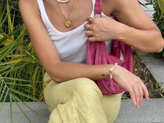 woman wearing white sneakers with spring outfit