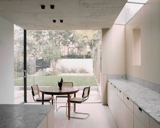 House in Cambridge, a modern living space by McLaren Excell (photograph by Simone Bossi)