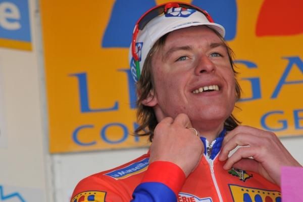 Yauheni Hutarovich (FDJ) zips up the leader's jersey.