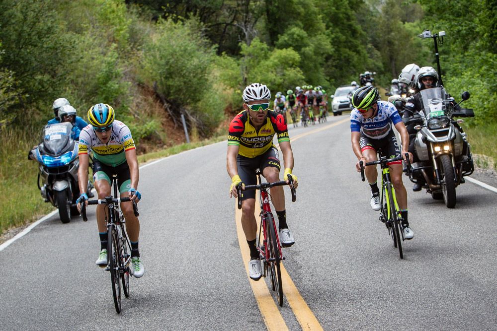 The chase group makes its way to the three leaders.
