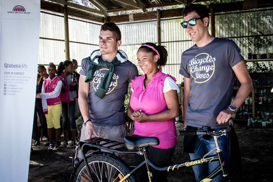 Kristian Sbaragli and Omar Fraile with one of the recipients