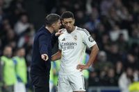 MADRID, SPAIN - DECEMBER 20: Xabi Alonso, head coach of Real Madrid, talks to Jude Bellingham of Real Madrid CF during the Spanish League, LaLiga EA Sports, football match played between Real Madrid and Sevilla FC at Bernabeu Stadium on December 20, 2025, in Madrid, Spain. (Photo By Oscar J. Barroso/Europa Press via Getty Images)