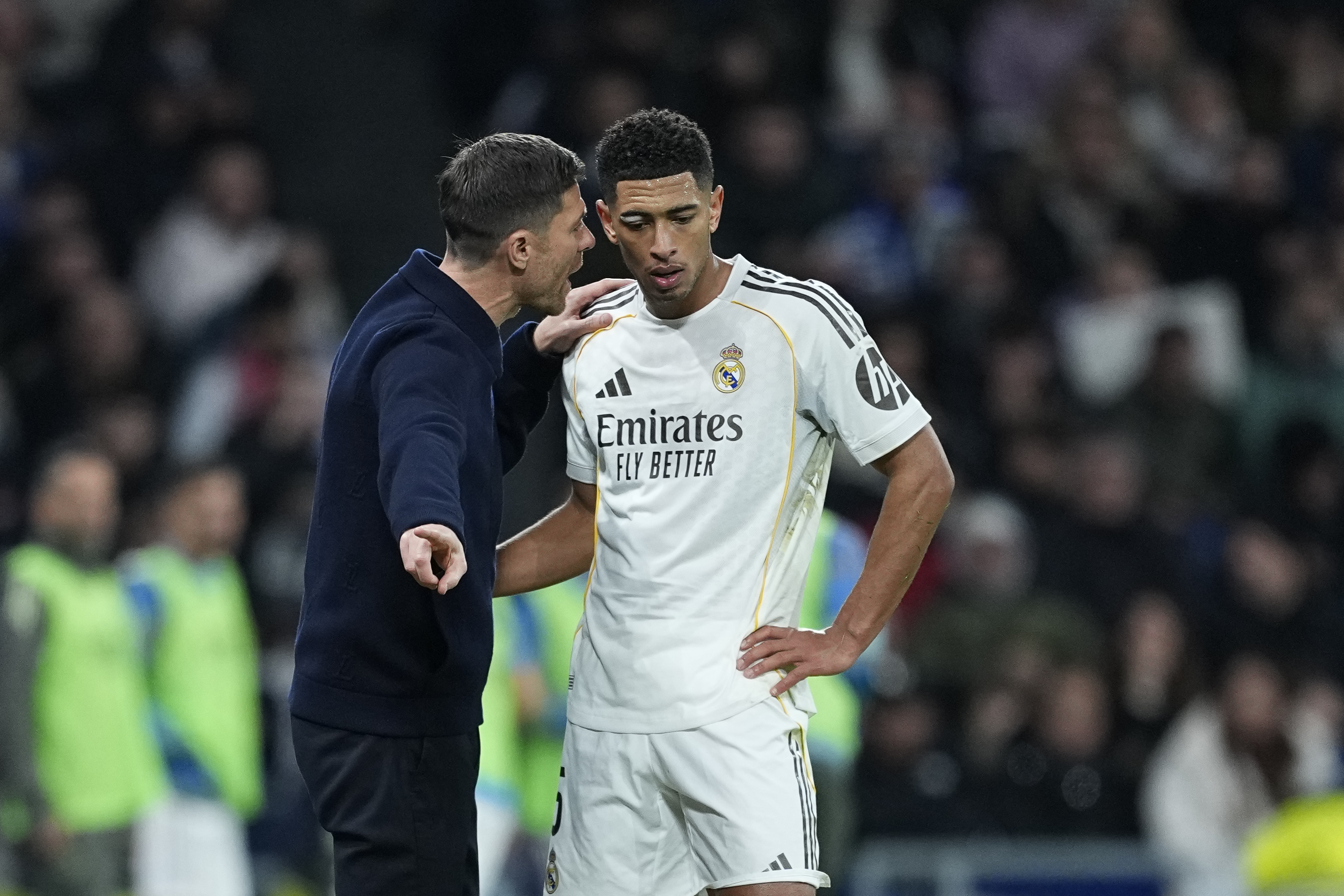 MADRID, SPAIN - DECEMBER 20: Xabi Alonso, head coach of Real Madrid, talks to Jude Bellingham of Real Madrid CF during the Spanish League, LaLiga EA Sports, football match played between Real Madrid and Sevilla FC at Bernabeu Stadium on December 20, 2025, in Madrid, Spain. (Photo By Oscar J. Barroso/Europa Press via Getty Images)
