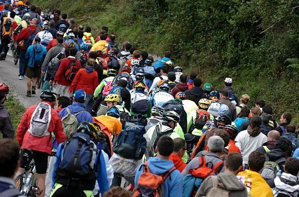 Fans make their way up the Alto de l'Angliru