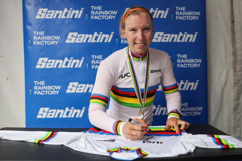 Lorena Wiebes wins the world title at the UCI Gravel Worlds 2025