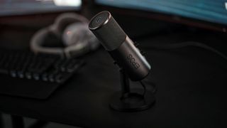 Den sorte Epos B20 streaming mikrofon på et mørkt skrivebord