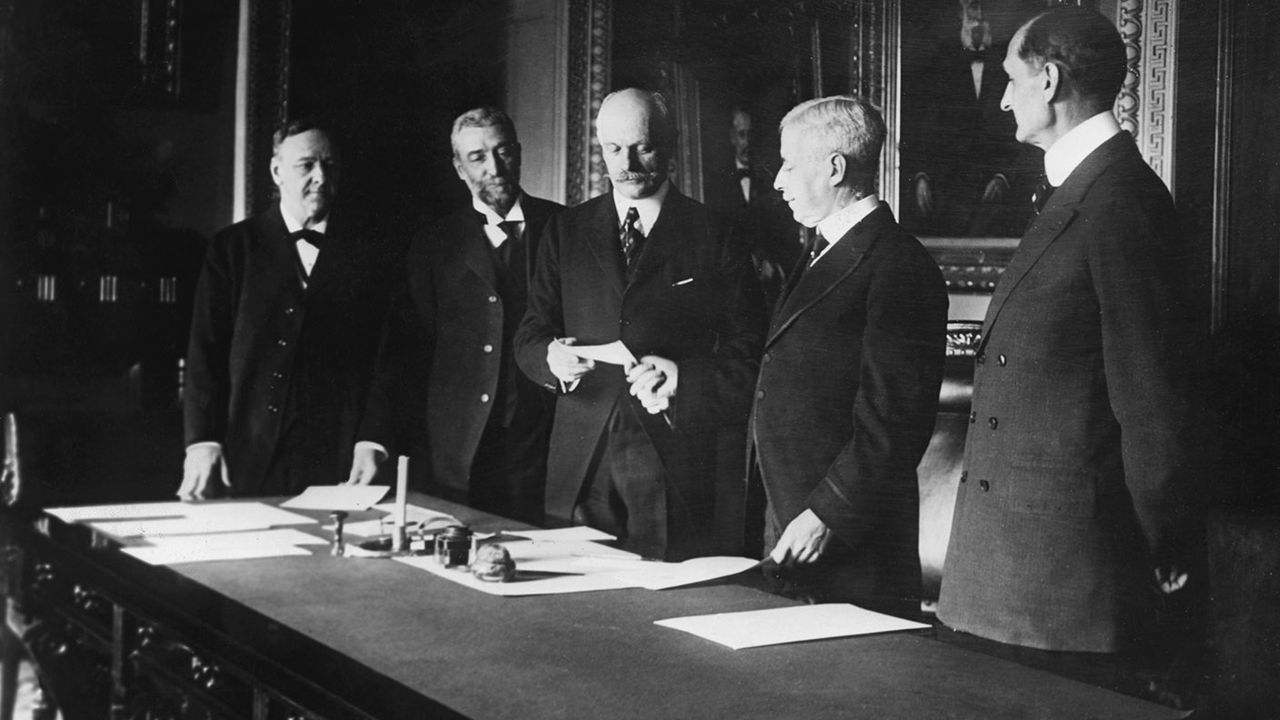 US Secretary of State Robert Lansing hands Constantin Brun a draft for $25,000,000 © Bettmann Archive/Getty Images