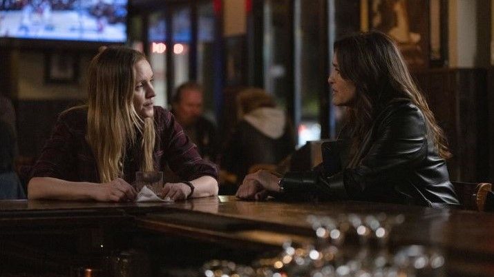 Jordana Spiro as FBI Special Agent Shannah Sykes and Mariska Hargitay as Captain Olivia Benson at a bar in Law &amp; Order: SVU season 25 episode 12